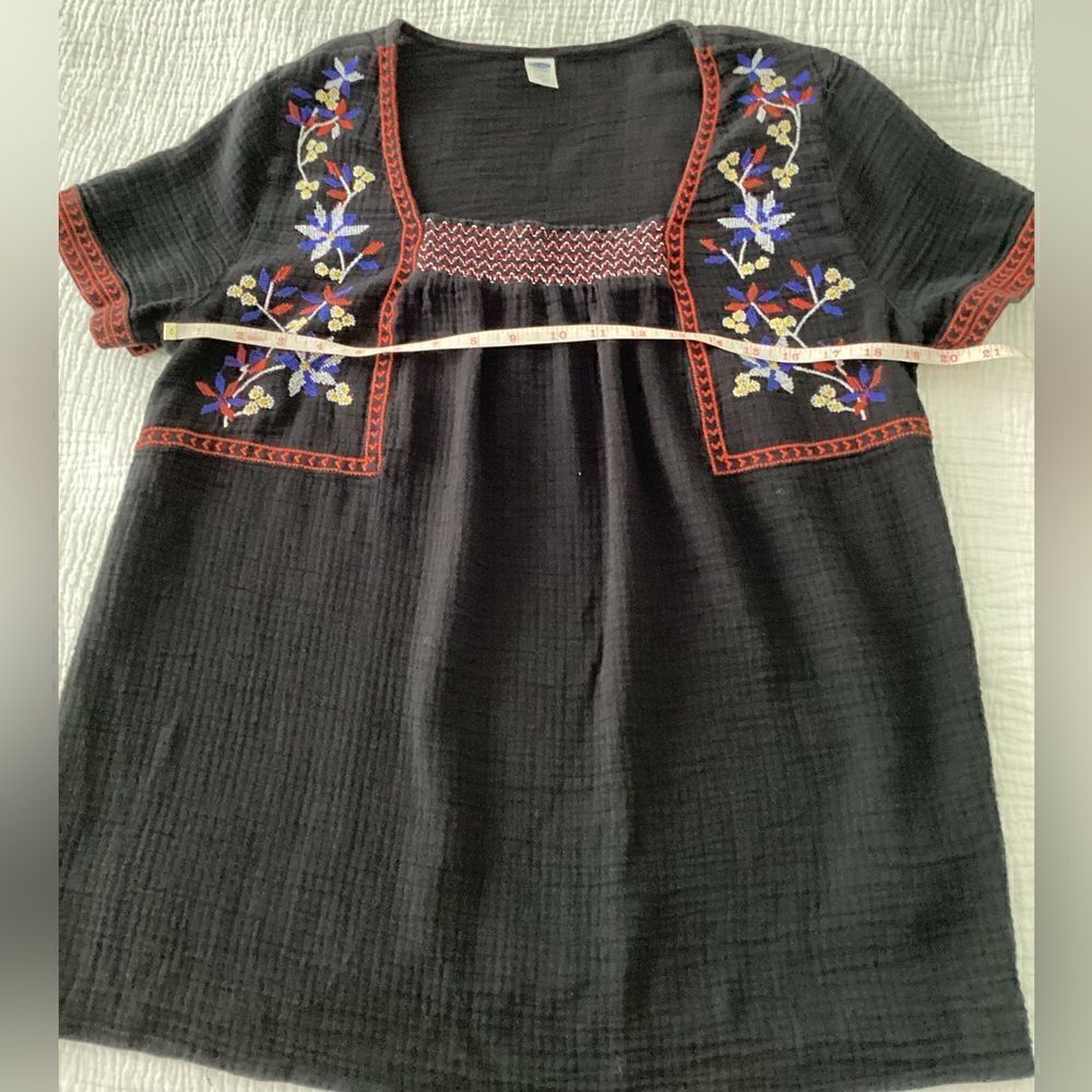 Old Navy M Boho top, black, floral embroidery - Picture 6 of 8